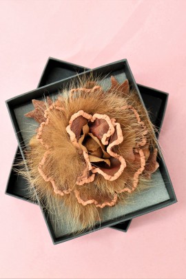 Fur brooch light brown rose to infect luxury fur fashion